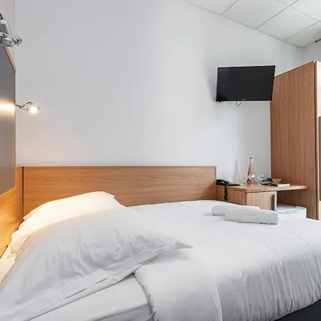 Modern Waikiki Hotel 2*