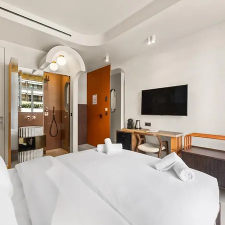 Hotel Naomi