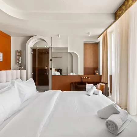 Hotel Naomi