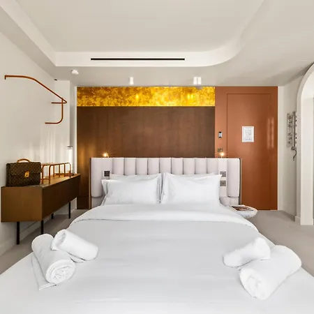 Hotel Naomi