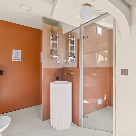 Hotel Naomi 2*