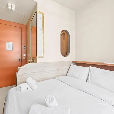 Naomi Hotel 2*