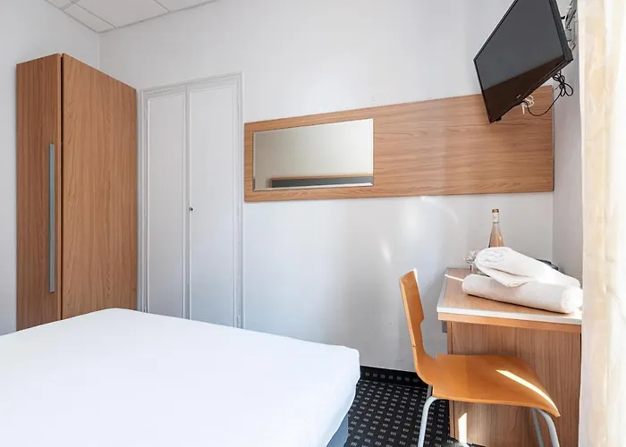 Hotel Modern Waikiki Cannes