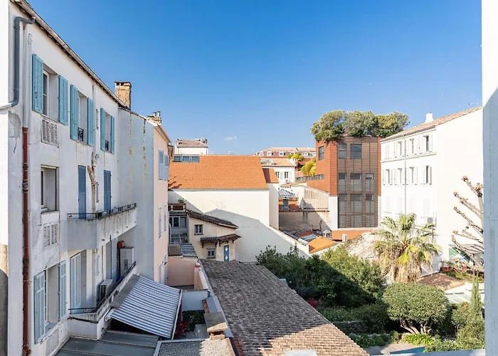 Modern Waikiki Hotel