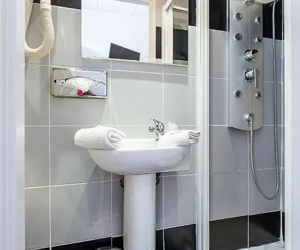 Modern Waikiki Cannes