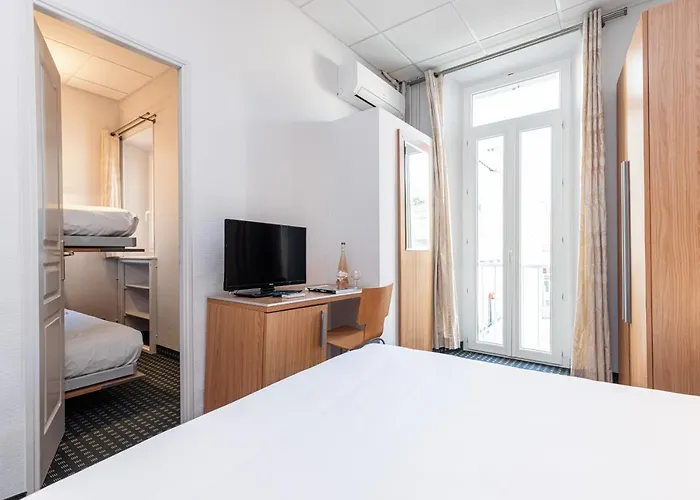 Hotel Modern Waikiki Cannes