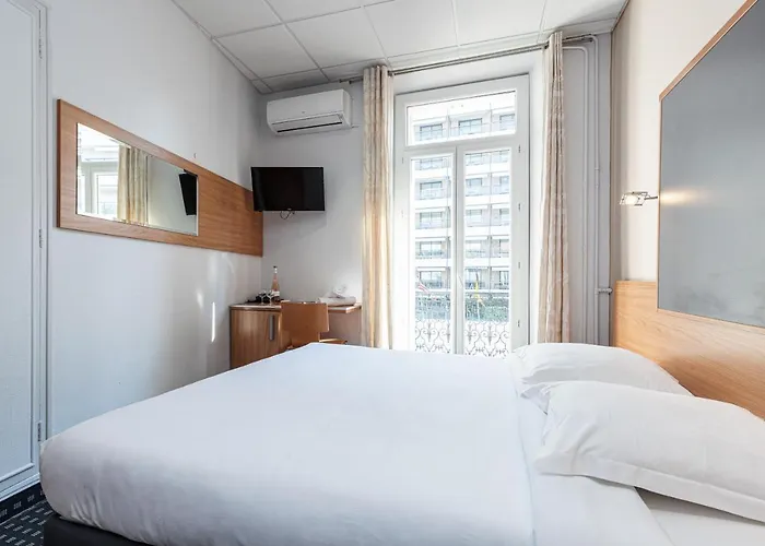 Hotel Modern Waikiki Cannes