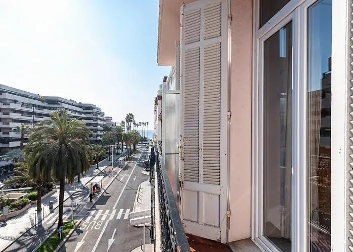 Modern Waikiki Hotel Cannes